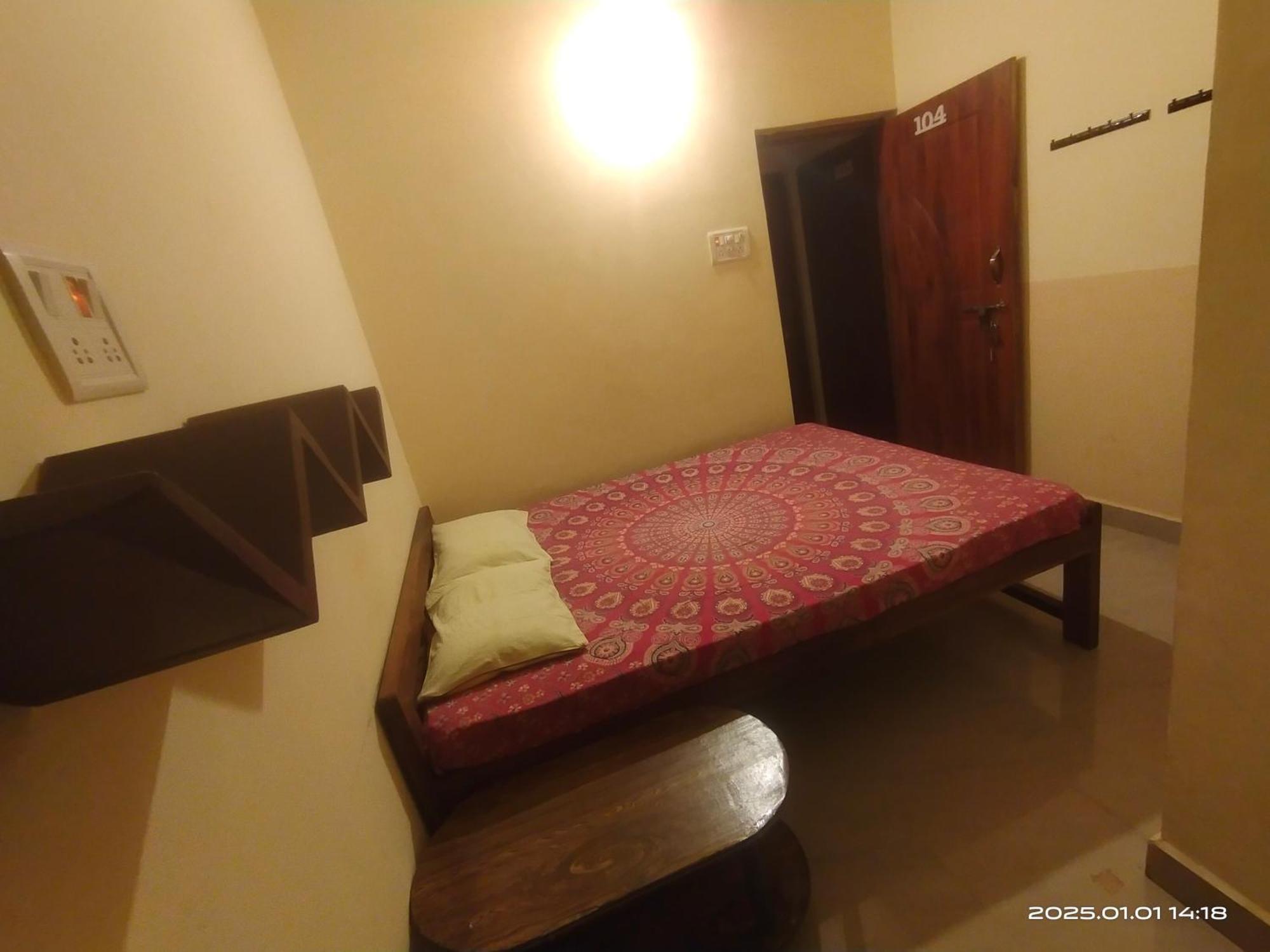 No Name Guesthouse 阿姆波尔 外观 照片